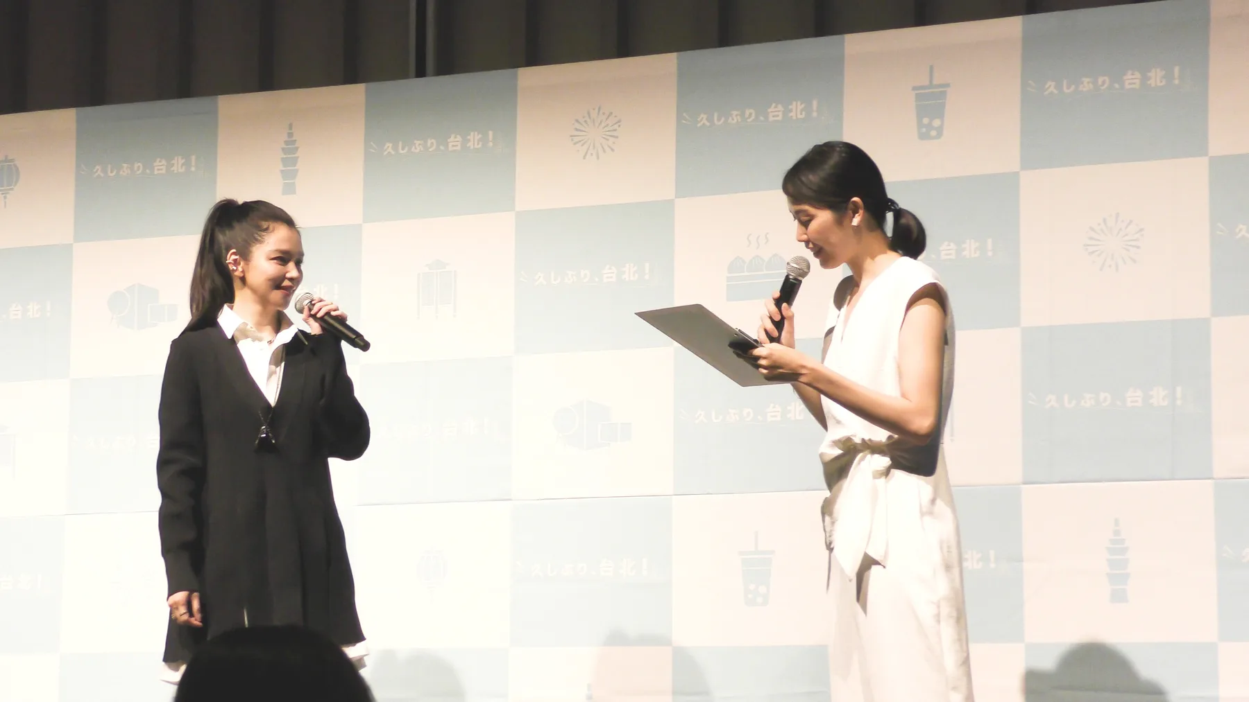 白い衣装でフォーマルな司会進行を行う長谷川有望